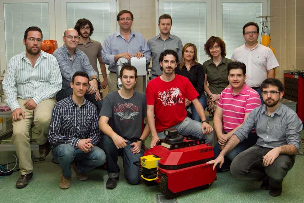 Juan Gómez Ortega, junto a su grupo de investigación. Juan Gómez Ortega, junto a su grupo de investigación.