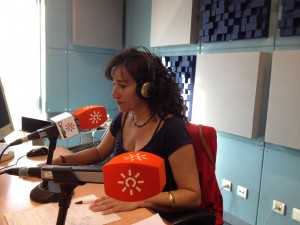 La investigadora Mónica López, en los estudios de Canal Sur Radio.