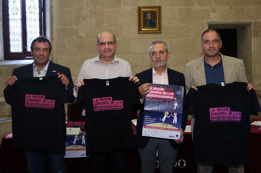 (de izda. a dcha.): Miguel Ferrer, delegado del CSIC en Andalucía; Julián Martínez, vicerrector de Investigación de la US; Juan Manuel Flores, delegado municipal de Bienestar Social y Empleo del Ayuntamiento de Sevilla; y Bruno Martínez, vicerrector de Investigación y Transferencia de Tecnología de la UPO.