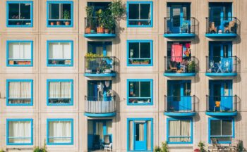 Fotografía ilustrativa de la actividad Ciencia en pequeñas dosis – Sala de Rectores – Turismo y vivienda: ¿misión imposible?