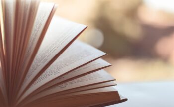 Fotografía ilustrativa de la actividad Cuando la realidad supera a la ficción: La distopía de El cuento de la criada, de Margaret Atwood
