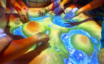 Fotografía ilustrativa de la actividad Geomagia práctica: Juega a crear mapas vivos con arena y Realidad Aumentada