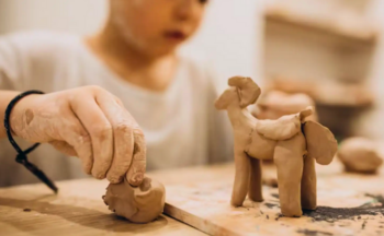 Fotografía ilustrativa de la actividad Pequeños artesanos del tiempo: construyendo juguetes fenicios