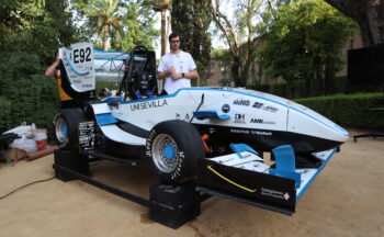 Fotografía ilustrativa de la actividad ARUS Andalucía Racing Team: estudiantes diseñan, fabrican y compiten con un coche eléctrico sin piloto