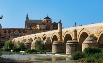 Fotografía ilustrativa de la actividad Paseo por Córdoba. Romanos en las calles. Un recorrido por el pasado de Colonia Patricia
